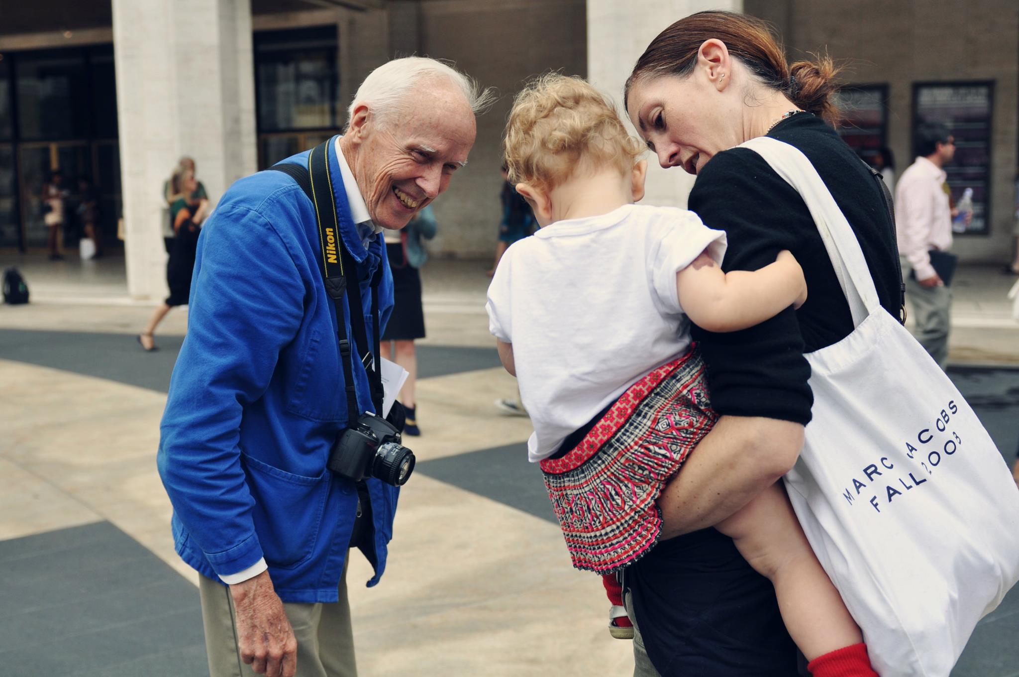Bill Cunningham tijdens de Fashion Week New York, 2012. Foto: Jiyang Chen