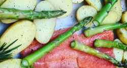 Recept: pommes de terre rôties, saumon et asperges vertes